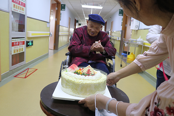 嘉华康复病房百岁老人喜迎百岁大寿